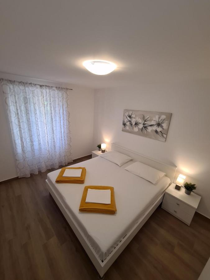 Apartments And Rooms Mazuranic Novi Vinodolski Buitenkant foto